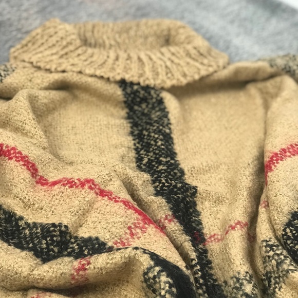 🔺SALE🔺SOFT Plaid Fringe Hem Poncho Wrap - Picture 5 of 6